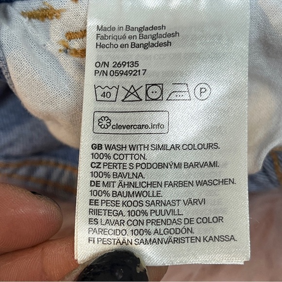 Divided size 2 jean short overalls with a distressed style - Picture 4 of 16